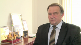 Ostatnie dni przed Świętami to żniwa dla handlowców Przemysł spożywczy, BIZNES - Długie kolejki w sklepach, supermarketach i na bazarach to dowód na to, że Wielkanoc coraz bliżej. Na zyski liczą nie tylko sprzedawcy hurtowi, ale również detaliści. W ostatnim tygodniu przed Świętami obroty handlowców są średnio o połowę większe niż w zwykle.