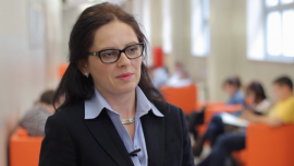 Polacy wciąż chętnie zaciągają pożyczki na święta, choć nie muszą Bankowość, BIZNES - Choć większość Polaków deklaruje, że sfinansuje święta z własnych oszczędności, w ostatnim kwartale roku zawsze zaciąganych jest najwięcej kredytów gotówkowych. Tymczasem – jak przekonuje Joanna Mróz, wykładowca Wyższej Szkoły Bankowej w Toruniu – racjonalizując wydatki możemy zaoszczędzić nawet 10 proc. miesięcznego budżetu, a to pozwoli nam zorganizować święta bez zaciągania pożyczek i kredytów.