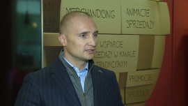 Sklepy przygotowują się do świątecznej sprzedaży. Skupiają się na odpowiedniej ekspozycji towaru Handel, BIZNES - W okresie Bożego Narodzenia sprzedaż w polskich sklepach wzrasta nawet o 80 proc. Konsumenci są w tym czasie bardziej skłonni do wydawania pieniędzy, także na produkty z wyższej półki. Sklepy, aby przyciągnąć jak największą liczbę klientów, sklepy stawiają nie tylko na dobrą ofertę handlową, lecz także na odpowiednie wyeksponowanie produktów oraz liczne promocje.