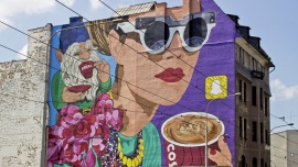 Krasnale w sercu Wrocławia na urodziny COSTA COFFEE Sztuka, LIFESTYLE - Jeszcze tylko przez tydzień można podziwiać wyjątkowy mural z symbolem Wrocławia! Humorystyczne krasnale na ul. Piłsudskiego to efekt współpracy COSTA COFFEE ze znaną ilustratorką – Olą Osadzińską.