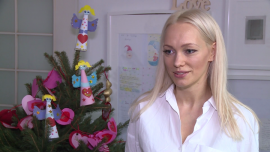 Boże Narodzenie smutnym czasem dla dzieci z domów dziecka. W te dni najbardziej odczuwają brak bliskich Dziecko, LIFESTYLE - Dla dzieci, które przebywają w domach dziecka i placówkach opiekuńczo-wychowawczych, Wigilia jest jednym ze smutniejszych dni w roku. Potęguje bowiem ich marzenia o szczęśliwej rodzinie i tęsknotę za świętami spędzonymi razem z bliskimi. By jednak choć na chwilę udało im się zapomnieć o codziennych troskach, w Warszawie organizowane jest spotkanie One Day Gwiazdka. Podczas świątecznej imprezy pełnej niespodzianek, koncertów i animacji dzieci dostają wymarzone i wybrane przez siebie prezenty zakupione przez darczyńców.