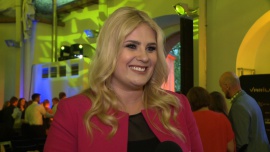 Elżbieta Romanowska: Miałam cudowne urodziny. Teraz może być już tylko lepiej Gwiazdy, LIFESTYLE - Aktorka jest zachwycona urodzinową niespodzianką przygotowaną przez jej kolegów z planu nowego serialu. Absolutnie nie żałuje, że ten wyjątkowy dzień spędziła w pracy, nie ma też problemu z liczbą lat, jakie właśnie ukończyła.
