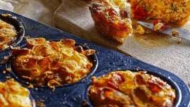 LIFESTYLE, Zdrowie - 8 listopada obchodzimy Dzień Zdrowego Śniadania. Z tej okazji warto przypomnieć, jak ważną rolę pełni ono w codziennej diecie oraz co powinno zawierać, żeby było wartościowe. To także doskonały moment, by nie czekając na noworoczne postanowienia zadbać już teraz o prawidłowe nawyki żywieniowe – zaczynając każdy dzień od pełnowartościowego posiłku. Brak czasu nie powinien być wymówką, ponieważ jego przygotowanie jest łatwiejsze niż nam się wydaje. Najlepiej spożyjmy je w gronie najbliższych – wszystkie badane matki (100%!) stwierdziły, że wspólne śniadanie to sposób na to, by pozytywnie rozpocząć dzień., 8.XI Dzień Zdrowego Śniadania - świętujmy codziennie! LIFESTYLE, Zdrowie - 8 listopada obchodzimy Dzień Zdrowego Śniadania. Z tej okazji warto przypomnieć, jak ważną rolę pełni ono w codziennej diecie oraz co powinno zawierać, żeby było wartościowe. To także doskonały moment, by nie czekając na noworoczne postanowienia zadbać już teraz o prawidłowe nawyki żywieniowe – zaczynając każdy dzień od pełnowartościowego posiłku. Brak czasu nie powinien być wymówką, ponieważ jego przygotowanie jest łatwiejsze niż nam się wydaje. Najlepiej spożyjmy je w gronie najbliższych – wszystkie badane matki (100%!) stwierdziły, że wspólne śniadanie to sposób na to, by pozytywnie rozpocząć dzień.