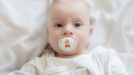 LIFESTYLE, Dziecko - Uwielbiają go wszyscy, bez względu na wiek i płeć. Jest przyjacielem nie tylko miłośników miodu, ale także uniwersalnych mądrości życiowych. Kubusia Puchatka, bo o nim mowa, nie da się nie kochać, za jego prostotę, wierność, uczciwość, nawet za łakomstwo i mały rozumek. Wchodząc w jego świat uczymy się, odkrywamy i co najważniejsze - doskonale się przy tym bawimy, bowiem poczucie humoru to jego cecha charakterystyczna. 18 stycznia pamiętamy o nim szczególnie, ponieważ obchodzimy Międzynarodowy Dzień Kubusia Puchatka., Międzynarodowy Dzień Kubusia Puchatka LIFESTYLE, Dziecko - Uwielbiają go wszyscy, bez względu na wiek i płeć. Jest przyjacielem nie tylko miłośników miodu, ale także uniwersalnych mądrości życiowych. Kubusia Puchatka, bo o nim mowa, nie da się nie kochać, za jego prostotę, wierność, uczciwość, nawet za łakomstwo i mały rozumek. Wchodząc w jego świat uczymy się, odkrywamy i co najważniejsze - doskonale się przy tym bawimy, bowiem poczucie humoru to jego cecha charakterystyczna. 18 stycznia pamiętamy o nim szczególnie, ponieważ obchodzimy Międzynarodowy Dzień Kubusia Puchatka.