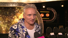 Jarosław Kret: już po pierwszych krokach zrozumiałem, że taniec nie jest dla mnie Gwiazdy, LIFESTYLE - Prezenter nie żałuje porażki w programie „Dancing with the Stars: Taniec z gwiazdami”. Twierdzi, że już po pierwszych treningach zrozumiał, że źle się czuje na parkiecie i nie ma talentu do tańca. Szkoda mu wyłącznie Lenki Klimentowej, która z jego powodu odpadła z rywalizacji o Kryształową Kulę.