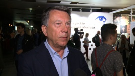 Wojciech Gąssowski: Kiedyś było mnóstwo prywatek. Kto miał płyty, był królem Gwiazdy, LIFESTYLE - Piosenkarz już pod koniec lat osiemdziesiątych pytał „Gdzie się podziały tamte prywatki?”, a utwór grany był przez wszystkie stacje radiowe i przeszedł do kanonu polskiej muzyki rozrywkowej. Dziś artysta podkreśla, że kultowe prywatki pozostały tylko we wspomnieniach tych, którzy w nich uczestniczyli. Z dużym sentymentem powraca myślami do czasów, kiedy w prywatnych, zazwyczaj niewielkich, mieszkaniach organizowało się kulturalne spotkania towarzyskie z pysznymi kanapkami i dyskretnie pitym winem. Najważniejszym punktem każdej prywatki była jednak dobra muzyka.