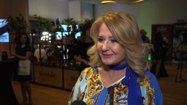Majka Jeżowska: W tym roku święta spędzam w rodzinnym domu w Nowym Sączu. Na większość świątecznych potraw złożę więc zamówienia, a sama zrobię tyko sałatki i mazurka Gwiazdy, LIFESTYLE - Piosenkarka planuje wybrać się do Nowego Sącza z gotowym już świątecznym prowiantem. Sama tradycyjnie zrobi sałatkę jarzynową i śledziową oraz upiecze wielkanocne ciasta. Pozostałe potrawy zamówi. Artystka cieszy się, że spędzi ten czas w rodzinnych stronach przy stole pełnym smakołyków.