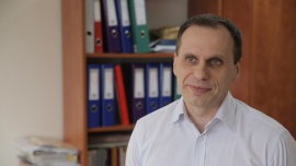 Jajka są nawet o połowę tańsze niż na Boże Narodzenie. W najbliższych latach ceny mogą jednak znacznie wzrosnąć Handel, BIZNES - Znacznie niższe ceny jaj w porównaniu do końcówki 2018 roku to wynik dużej nadpodaży, bo produkcja rośnie, a konsumpcja pozostaje na stabilnym poziomie. Jeśli zostaną wprowadzone zapowiedzi o wycofywaniu jaj z chowu klatkowego, to w najbliższych latach konsumenci muszą się liczyć z dużymi podwyżkami. Ten rodzaj jaj ze względu na cenę jest dziś najchętniej wybierany. Coraz częściej też kupujemy je na bazarkach. Jeśli decydujemy się na zakup jaj w miejscach poza systemem weterynaryjnym, bierzemy na siebie ryzyko przede wszystkim różnych zakażeń bakteryjnych – podkreśla Mariusz Szymyślik, dyrektor Krajowej Izby Producentów Drobiu i Pasz.