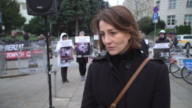 Maja Ostaszewska: Karpie są rybami mocno rozwiniętymi. Kupowanie ich żywych i trzymanie w wannach jest obrzydliwe Gwiazdy, LIFESTYLE - Aktorka co roku apeluje do miłośników ryb, by podczas świąt zrezygnowali z tradycji kupowania żywego karpia. Twierdzi, że Boże Narodzenie to czas, który powinien kojarzyć się z miłością i wzajemną dobrocią, a nie ze znęcaniem nad niewinnymi stworzeniami. Chociaż artystka lubi tradycyjne, polskie potrawy, przyznaje, że w jej domu na wigilijnym stole królują dania wegańskie i wegetariańskie. Na co dzień także rezygnuje z jedzenia mięsa i ryb.