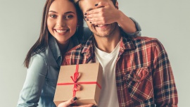 LIFESTYLE, Styl życia - O ile wskazanie terminu Dnia Kobiet nie sprawia większości z nas problemu, tak podanie daty święta płci przeciwnej, może okazać się problemem. Dzień Chłopaka we wrześniu czy może Dzień Mężczyzny w marcu? Dwie dość odległe daty… Efekt? Mało kto pamięta o którejkolwiek z nich. Cóż, marka SAXX nie zapomina o Panach i przypomina: 10 marca obchodzimy Dzień Mężczyzn! Co ciekawe, tego dnia obchodzimy też święta najbardziej męskiego z nich – Chucka Norrisa., Kiedy chłopcy noszą bokserki, mężczyźni noszą SAXXy LIFESTYLE, Styl życia - O ile wskazanie terminu Dnia Kobiet nie sprawia większości z nas problemu, tak podanie daty święta płci przeciwnej, może okazać się problemem. Dzień Chłopaka we wrześniu czy może Dzień Mężczyzny w marcu? Dwie dość odległe daty… Efekt? Mało kto pamięta o którejkolwiek z nich. Cóż, marka SAXX nie zapomina o Panach i przypomina: 10 marca obchodzimy Dzień Mężczyzn! Co ciekawe, tego dnia obchodzimy też święta najbardziej męskiego z nich – Chucka Norrisa.