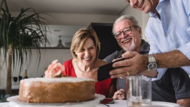 Razem w te święta - nagraj wideożyczenia dla rodziny Styl życia, LIFESTYLE - Tegoroczna Wielkanoc z pewnością będzie inna niż zwykle. Światowa pandemia koronawirusa uniemożliwia nam spotkania z rodziną i przyjaciółmi, które dla większości z nas stanowią kwintesencję każdych świąt. Z pomocą przychodzi nam jednak technologia.