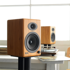 AudioengineA5 Innowacyjne systemy muzyczne, które współpracują ze wszystkimi urządzeniami i aplikacjami do przesyłania strumieniowego, bez względu na to, jak się łączysz i słuchasz.